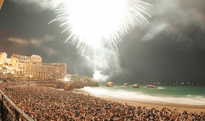 120.000 À BIARRITZ – La magie du feu d’artifice du 15 août